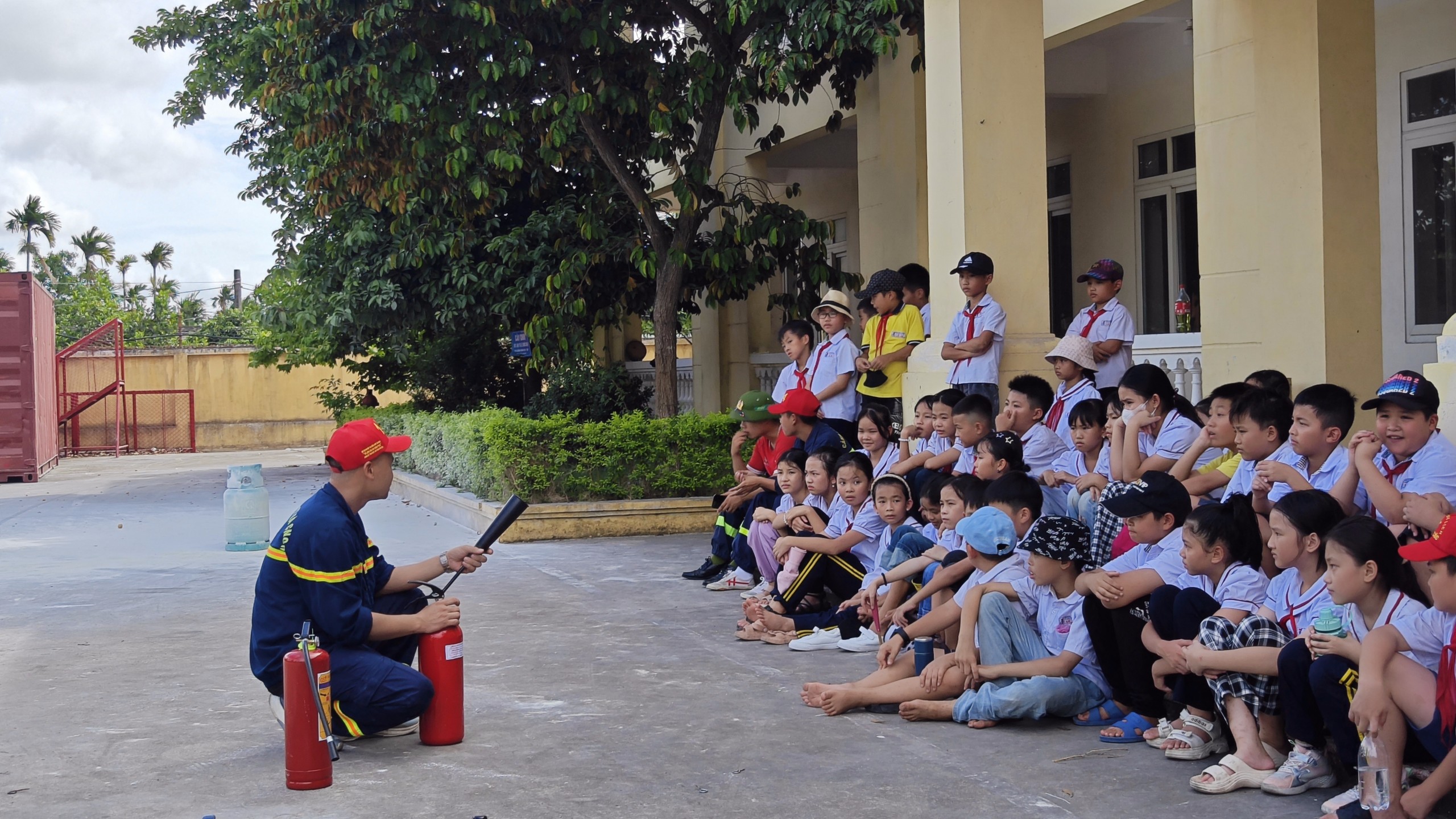 Hơn 1.000 người tham gia các hoạt động trải nghiệm, thực hành về PCCC và CNCH